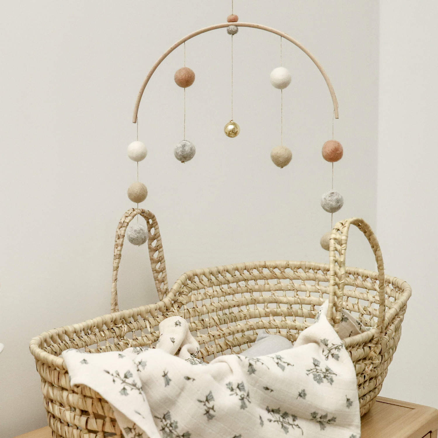 Moses basket outlet mobile